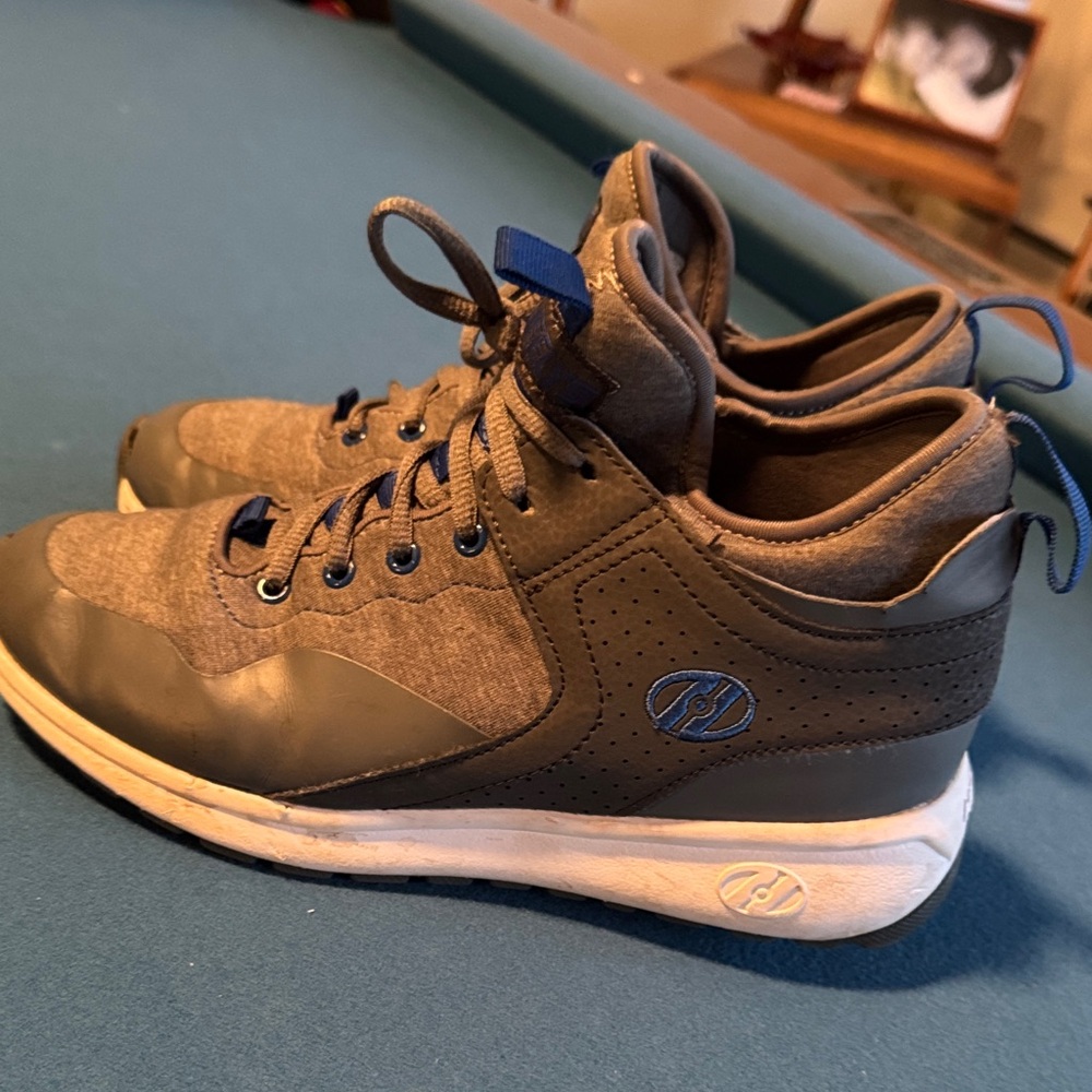 Heelys Piper wheeled skate shoes size 6 high-tops